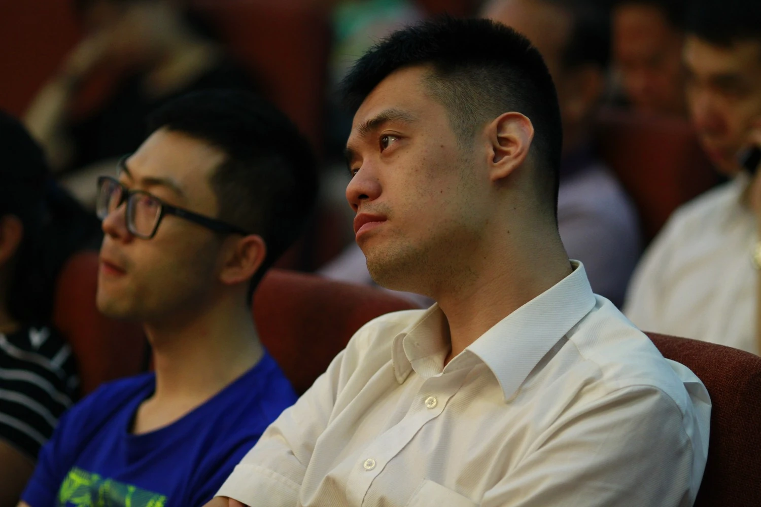 参会者聆听与思考的现场神态（1）