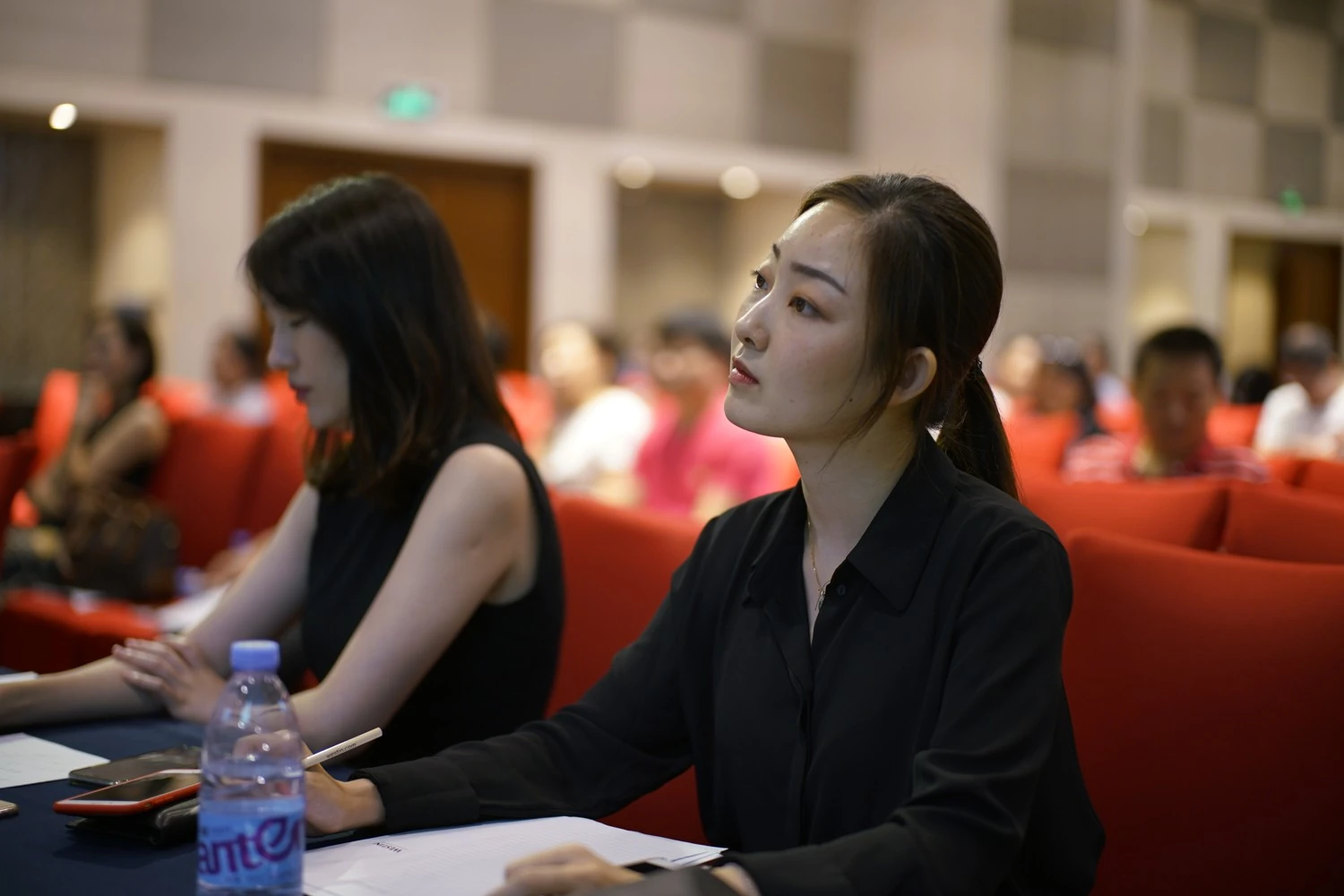参会者聆听与思考的现场神态（2）