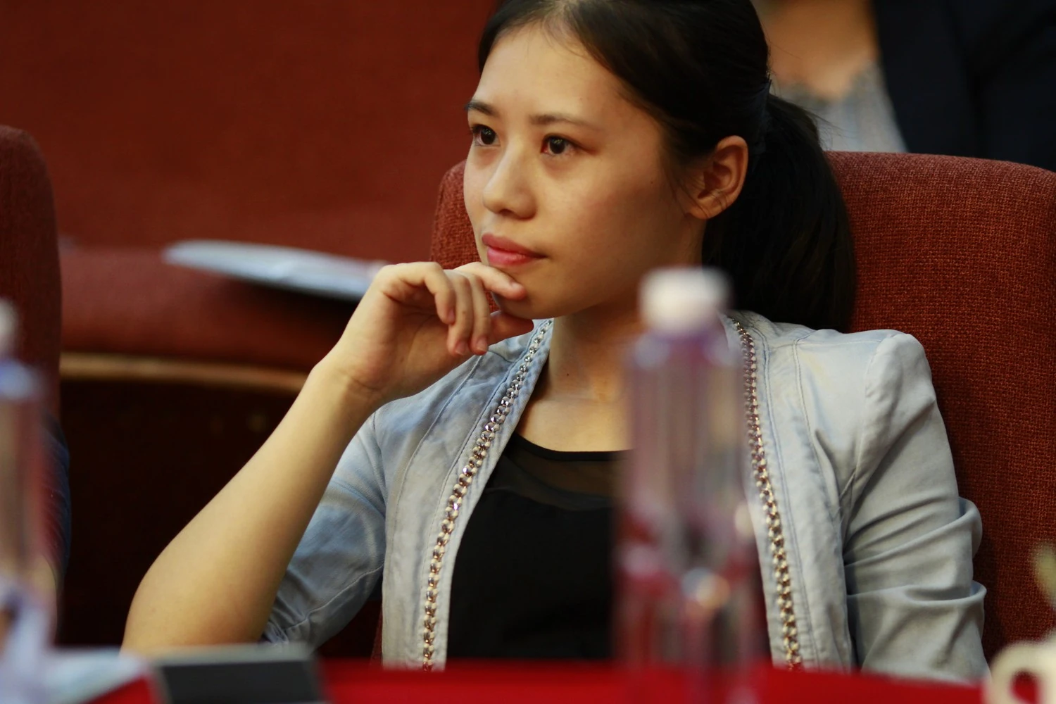 参会者聆听与思考的现场神态（5）